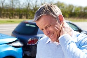 driver with whiplash, pain management after a car accident